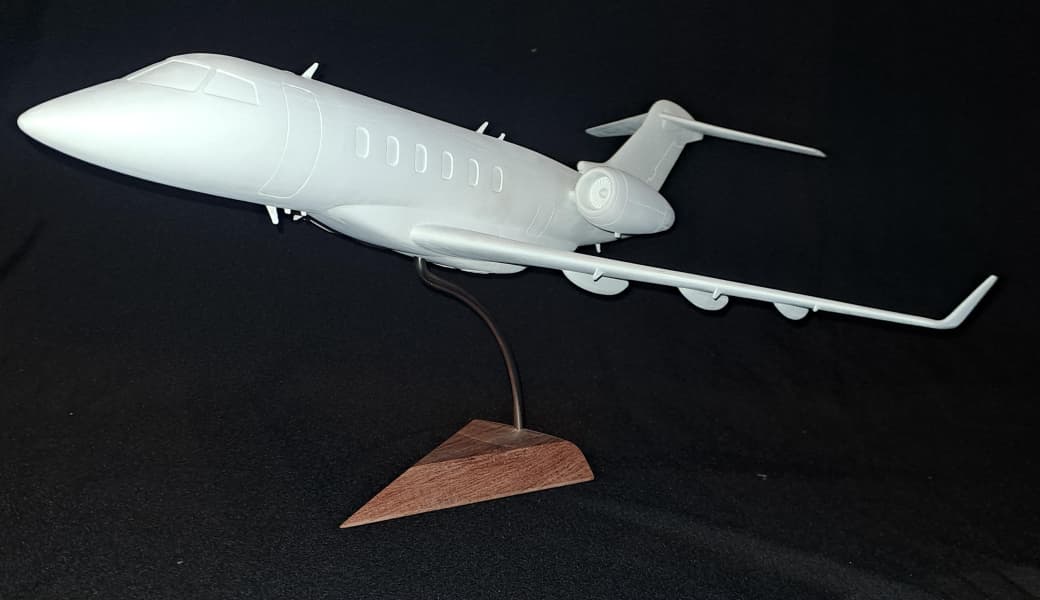 Challenger 300 scale model